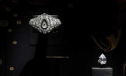 Chiếc The Fascination có thể cũng được đeo như một chiếc nhẫn giống trong hình minh họa