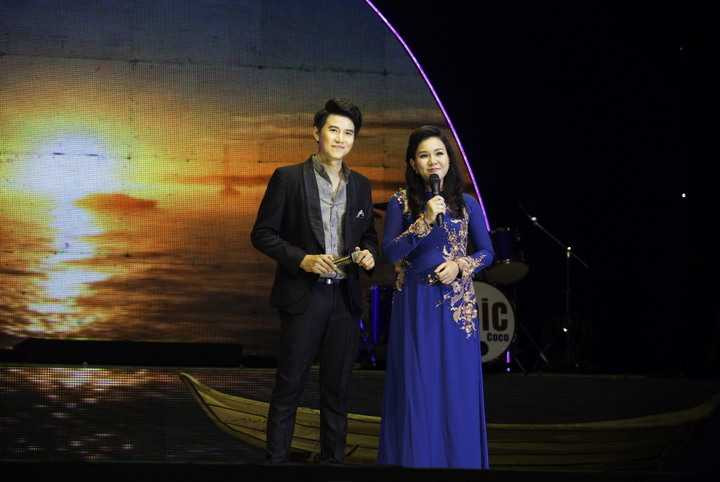 Lần đầu tiên, Vũ Mạnh Cường trình làng giọng hát ngọt ngào và tình cảm của mình cùng với khả năng hóa thân vào nhân vật nhiều tâm trạng trên sân khấu của một chương trình ca nhạc .