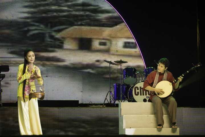 Ca cảnh này là ý tưởng của tác giả nổi tiếng Hoàng Song Việt. Trên nền bài hát mang âm hưởng dân ca Nam Bộ Lý con sáo Bạc Liêu, ông đã đưa vào câu chuyện tình nhiều tâm tư giữa một thầy dạy đờn và cô thôn nữ.