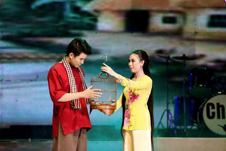 Từ một chàng MC thanh lịch hiện đại, Vũ Mạnh Cường nhanh chóng biến hình thành chàng trai nông thôn Nam Bộ đa tình mê cung đàn giọng hát. Vào vai người bạn tri âm của Vũ Mạnh Cường trong ca cảnh này là cô đào tài sắc Thy Trang ( Huy chương vàng Trần Hữu Trang 2003). Cả hai đã có những màn ca diễn đầy cảm xúc, chiếm trọn cảm tình của người xem.