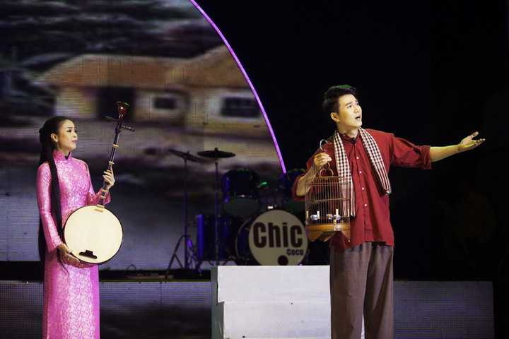 Người giúp Vũ Mạnh Cường dàn dựng tiết mục này là giảng viên, biên đạo Lê Trung Thảo - người từng dàn dựng các tiết mục cải lương cho giải thưởng Trần Hữu Trang và gần đây nhất là Gương mặt thân quen với trích đoạn hóa thân thành Nghệ sỹ Thanh Nga của Hoài Lâm.