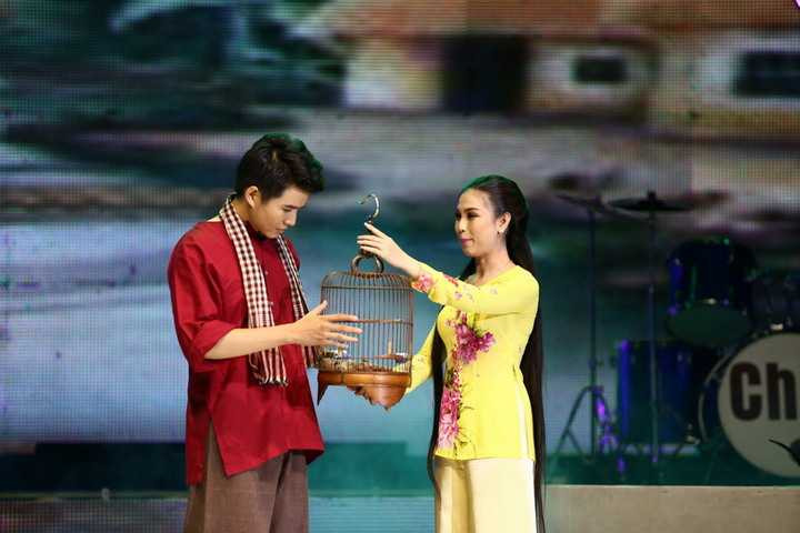 Tiết mục diễn ra trong sự thú vị của khán giả và kết thúc bằng những tràng pháo tay tán tưởng nồng nhiệt của người xem.