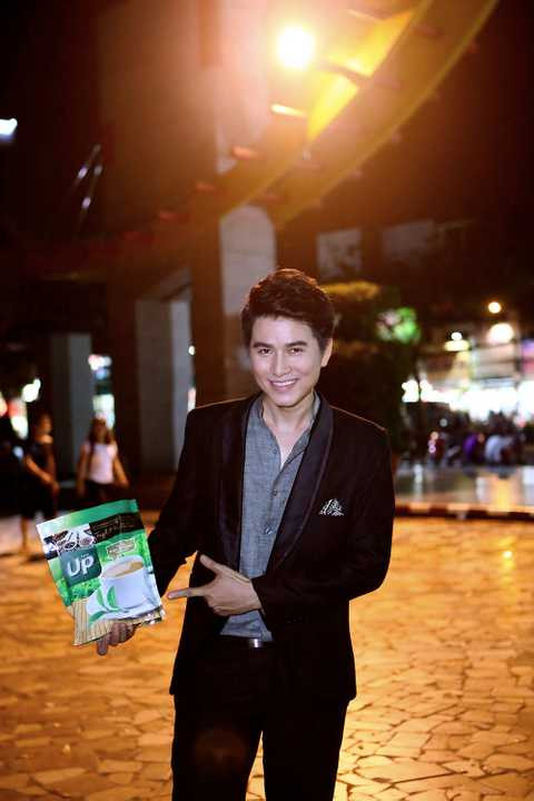 Ngồi xem chăm chú, tác giả Hoàng Song Việt tỏ ra hài lòng với “ chàng tài từ tay ngang” Vũ Mạnh Cường và hứa hẹn những đợt cộng tác tiếp theo.