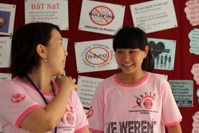 Nữ sinh bị đánh rạng rỡ trong 'Ngày áo hồng'