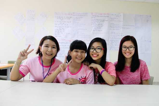 Nữ sinh bị đánh rạng rỡ trong 'Ngày áo hồng'