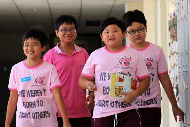 Nữ sinh bị đánh rạng rỡ trong 'Ngày áo hồng'