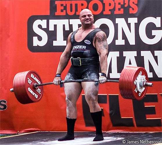 Shahlaei sinh tại Swindon, Anh. Lực sĩ 32 tuổi từng là người đàn ông khỏe nhất Vương quốc Anh năm 2012 và 2013. Tại cuộc thi Người đàn ông khỏe nhất thế giới 2014 (WSM 2014), Shahlaei đứng thứ 10 với 25,5 điểm.