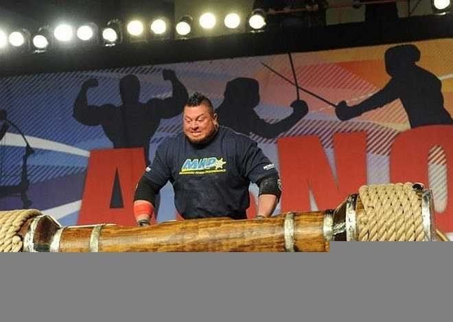 Tên tuổi của Jerry Pritchett được biết đến khi giành vị trí thứ 9 tại WSM 2014 với 26 điểm. Ở nội dung deadlift, lực sĩ người Mĩ kéo được 433 kg.