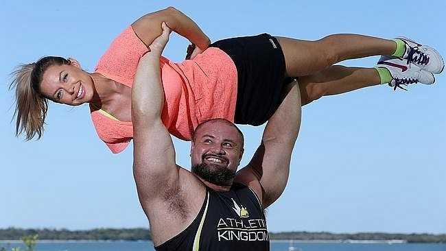 Warrick Brant cũng thành danh tại WSM 2014 (đứng thứ 8 với 28,5 điểm). Anh là người khỏe nhất Australia hiện nay. Với sức khỏe của mình, Brant dễ dàng nhấc bổng vợ, chị Bethaney, lên trên không.