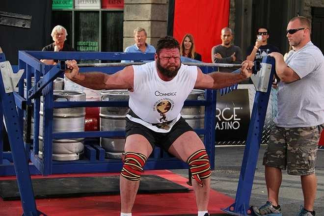 Ở tuổi 40, Mike Burke vẫn sở hữu sức mạnh khó tin. Anh cán đích vị trí thứ 4 tại WSM 2014 với 46 điểm. Năm 2012, anh giành danh hiệu Người đàn ông khỏe nhất nước Mỹ.