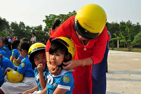 Quảng Nam, đội mũ bảo hiểm, cho trẻ đến trường, học sinh, an toàn giao thông