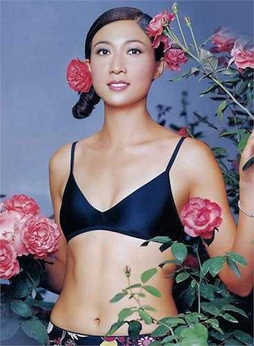 Khi còn trẻ, Ngô Ỷ Lợi sở hữu vẻ đẹp tuyệt sắc, thân hình bốc lửa khiến bao phái mạnh mê mẩn. 