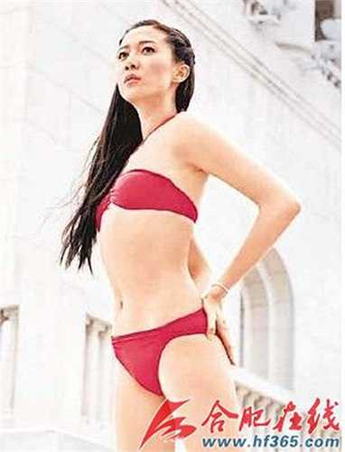 Vẻ đẹp của Hoa hậu ATV 1990 đã khiến ngôi sao thế giới Thành Long mê mệt. 