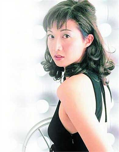 Đôi mắt mở to, làn da trắng muốt cùng cơ thể gợi cảm chính là sức mạnh ngoại hình của Ngô Ỷ Lợi. 