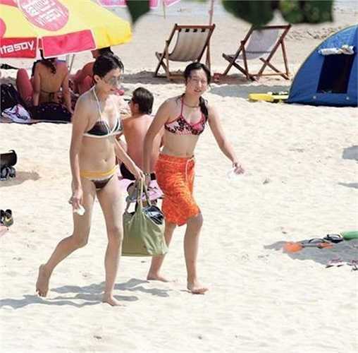 Ngô Ỷ Lợi (trái) trên bãi biển cùng bạn bè. 