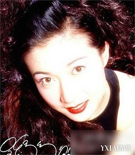 Tuy vậy không ai có thể phủ nhận được vẻ đẹp nghiêng nước nghiêng thành của Ỷ Lợi lúc bấy giờ. 