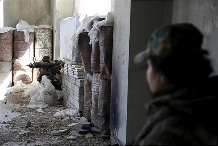 Nữ binh sỹ ngắm vũ khí của mình trước khi bắn