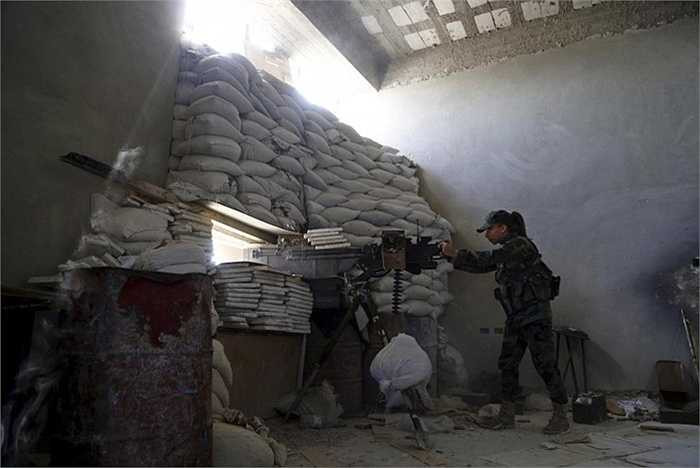 Ngắm súng máy từ vị trí chiến đấu