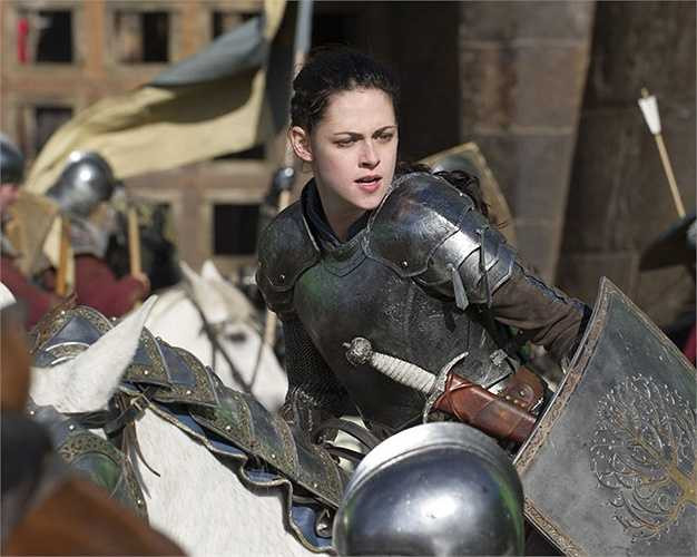 Bạch Tuyết và Hoàng hậu trong Snow White and the Huntsman (2012): Đây là tác phẩm cải biên khiến cho mối tình của Kristen Stewart và Robert Pattinson tan vỡ bởi người đẹp đã trót ngoại tình với đạo diễn Rupert Sanders trong quá trình bộ phim bấm máy