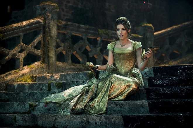 Lọ Lem và Rapunzel trong Into the Woods (2014): Rất nhiều nhân vật quen thuộc của thế giới cổ tích xuất hiện trong Into the Woods, bộ phim ca vũ nhạc cải biên và khéo léo đan cài hàng loạt câu chuyện khác nhau vào một tác phẩm. 