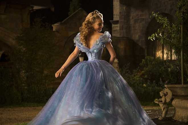 Lọ Lem và bà mẹ kế trong Cinderella (2015): Sau Maleficent và Into the Woods, không ít khán giả quan ngại rằng thế giới cổ tích trên màn ảnh rộng đang ngày càng trở nên u ám. Song, Cinderella là một minh chứng cho thấy sự màu nhiệm vẫn còn đó khi phim hoàn toàn trung thành với nguyên tác cổ tích mà vẫn được đánh giá cao.
