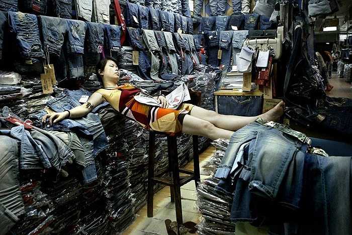 Người bán hàng ngon giấc dù chỉ ngồi trên một chiếc ghế chênh vênh