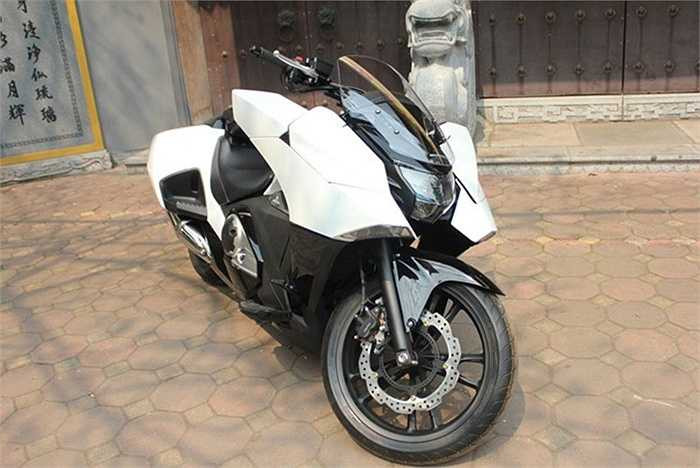 Xe c? tr?ng l??ng 250kg, tr?ng kh? ?? s?. NM4 c? chi?u d?i c? s? l?n t?i 1.645 mm (t?ng chi?u d?i l? 2.380 mm), chi?u r?ng 933 mm. Tuy nhi?n, chi?u cao y?n xe ch? ? m?c 650 mm.