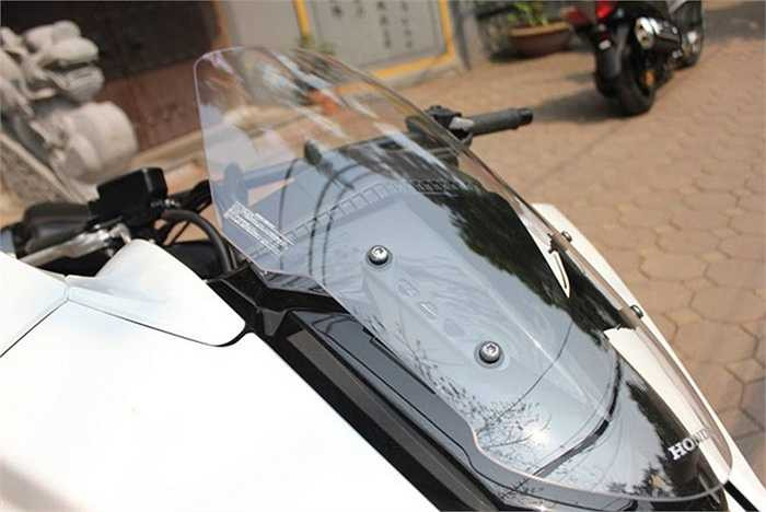 Honda NM4 s? h?u t?m k?nh ch?n gi? tr??c ???c thi?t k? tinh th? v? thu?n d?i theo m?i xe cho ng??i l?i tho?i m?i tr?n m?t h?nh tr?nh d?i.