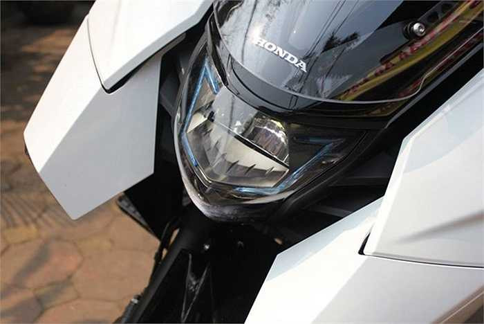 L? m?t m?u xe ???c trang b? nh?ng c?ng ngh? ti?n ti?n nh?t c?a Honda, n?n kh?ng ng?c nhi?n khi NM4 c?ng ???c t?ch h?p h? th?ng ??n ho?n to?n l? c?ng ngh? LED, bao g?m ??n pha, ??n h?u, xi-nhan v? ??n ??nh v?.