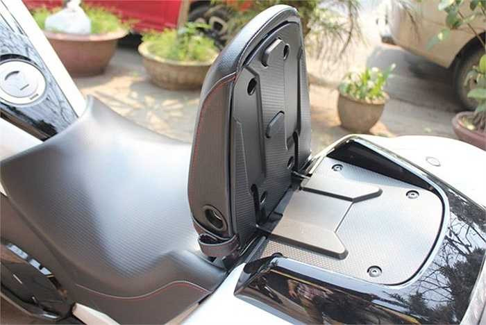 Y?n sau thi?t k? th?ng minh, ngo?i vi?c ch? ng??i ng?i sau no c?n c? th? ??y l?n l?m t?a l?ng cho ng??i l?i n?u di chuy?n m?t m?nh tr?n nh?ng ch?ng ???ng xa. 