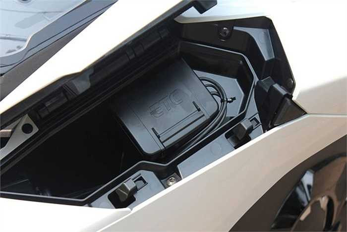 Xe s? h?u hai c?p tr?i v? ph?i ?? ??ng c?c v?t d?ng c? nh?n khi di chuy?n .C?p nh? b?n tr?i m?i xe, b?n trong c? h?c ?? nh? v? thi?t b? ETC.