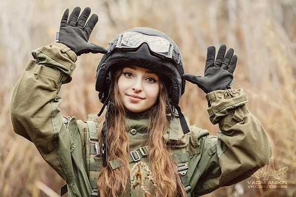 Cô gái Elene Delegioz (Moscow) nổi tiếng ở cộng đồng mạng nước Nga qua loạt ảnh quân phục đẹp mê mẩn. 