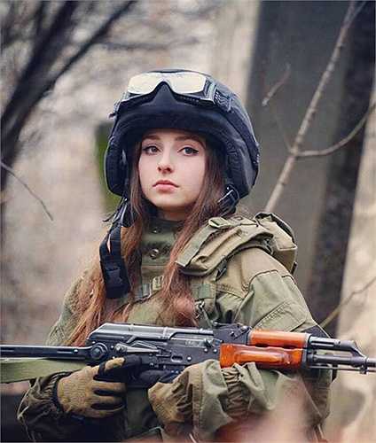 Cô sở hữu vẻ đẹp lạnh lùng trong sáng, nổi bật với làn da trắng ngần, đôi mắt 'biết nói' và mái tóc vàng óng ánh.