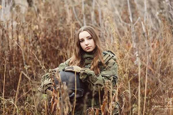 Elene Delegioz là tín đồ của game quân sự. Cũng chính vì mê trò chơi này, Elene đã chụp rất nhiều hình ảnh quân phục tươi tắn, xinh đẹp.