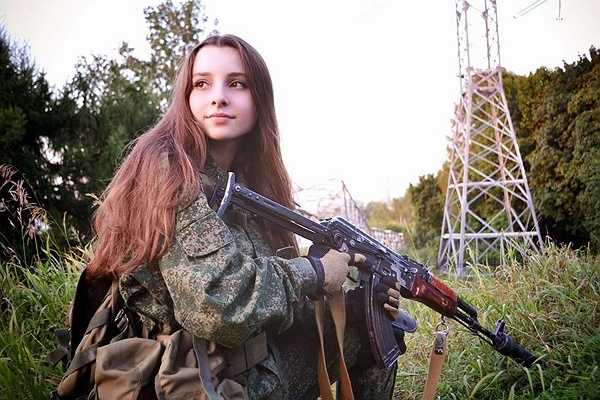 Sở hữu khuôn mặt thiên thần nhưng Elene rất mê mẩn trò chơi mạnh mẽ này.