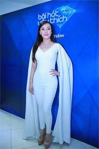 Đêm 20/3, Liveshow 3 'Bài hát yêu thích 2015' diễn ra tại thủ đô Hà Nội để vinh danh 'Bài hát của tháng' cùng phần tranh tài của 8 ca khúc nhận được nhiều bình chọn nhất từ lượt nghe trên website và của Hội đồng tuyển chọn.