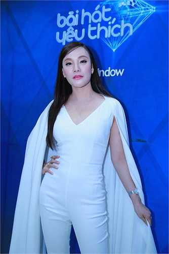 Hồ Quỳnh Hương xuất hiện với tư cách ca sỹ đầu tiên được bình chọn là 'Ca sỹ của tháng'. Cô diện một trang phục ôm sát rất gợi cảm, tinh tế.