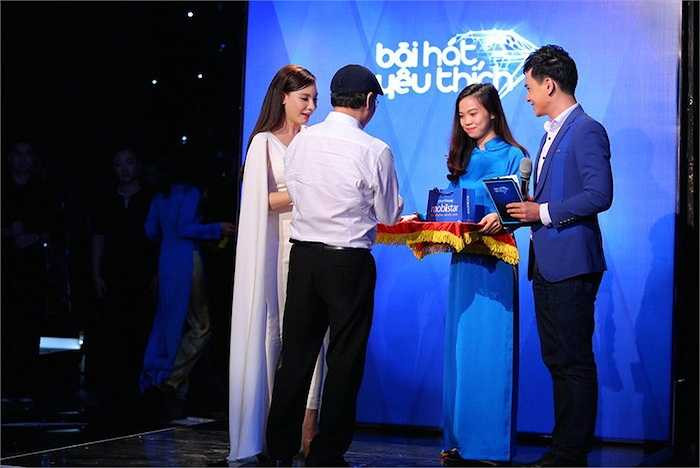 Gương mặt của cô trông khác thường.