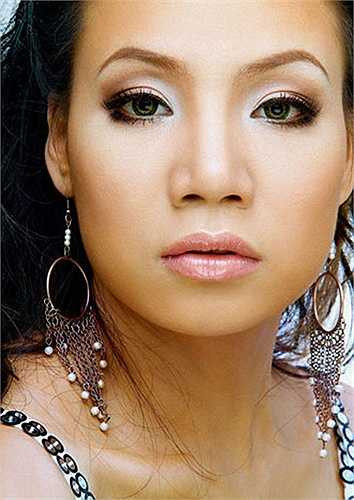 Hồ Quỳnh Hương lúc mới vào nghề với gương mặt thô.