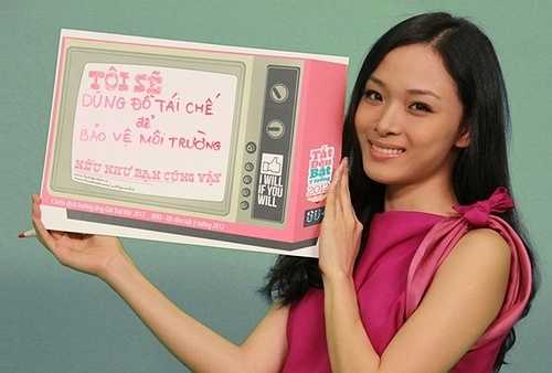 Trong phim, Phương Nga không ngại thực hiện một vài cảnh khoe thân táo bạo hay cảnh nóng với nam diễn viên ngoại quốc. Đây được coi là sản phẩm điện ảnh đầu tay, đánh dấu sự nghiệp diễn xuất của người đẹp sinh năm 1987.