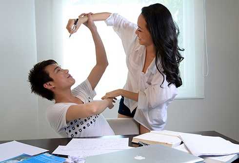 uy nhiên, trước ngày bấm máy không lâu, Phương Nga đột ngột từ chối ký hợp đồng với lý do chưa sẵn sàng đóng những cảnh nóng táo bạo. Người thay thế cô đảm nhận vai diễn nặng ký này là diễn viên trẻ Thuỳ Anh.