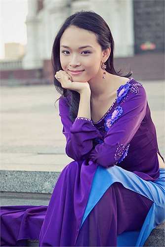Phương Nga cũng là người có sự quyết tâm đạt được danh vọng trong nghề khá lớn. Chính vì thế, dù sở hữu nhan sắc xinh đẹp và mong manh nhưng cô vẫn mạnh dạn phẫu thuật thẩm mỹ một số chi tiết trên mặt như làm cao sống mũi, làm mắt 2 mí... để gương mặt trở nên quyến rũ và sắc sảo hơn