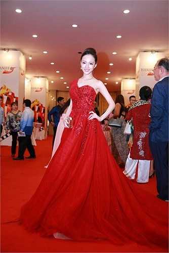 hông tin Trương Hồ Phương Nga bị bắt khiến nhiều người trong giới bất ngờ. Bởi cô thuộc tuýp người ít thể hiện bản thân, càng không rơi vào vòng xoáy 'khoe của' như nhiều cá nhân trong làng giải trí.