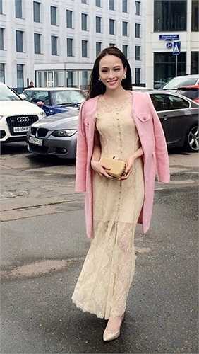 ô ở nhà thuê, thường di chuyển bằng xe ôm và taxi, cuộc sống cũng không mấy dư giả khiến con số 16 tỷ mà cô bị tố lừa đảo càng khiến nhiều bạn bè của cô ngạc nhiên. 