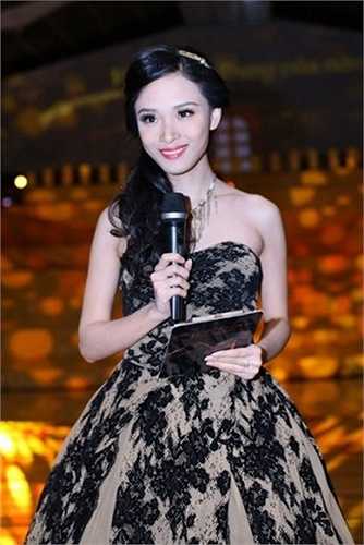 Nhiều người bạn của Phương Nga tiết lộ, cô sống khá tiết kiệm, quần áo đi sự kiện chủ yếu là hàng mượn. Không chỉ vậy, người đẹp còn tự học cách trang điểm, làm tóc để không phải tốn kém tiền thuê chuyên gia mỗi lần tham gia các show giải trí.