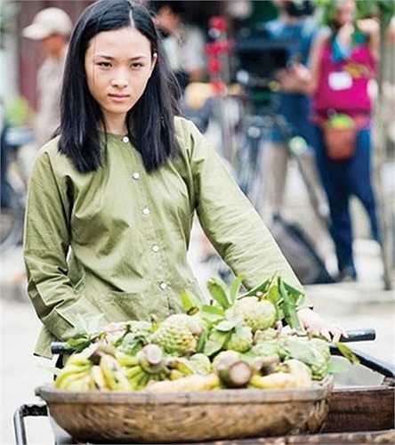 Thời điểm đầu mới về Việt Nam, để duy trì niềm đam mê nghệ thuật và nuôi sống bản thân, cô còn làm thêm công việc văn phòng ở một công ty dầu khí. Sau đó, cô chuyển sang làm công việc truyền thông, sự kiện cho một hãng phim.