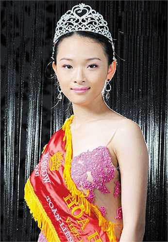 Về nước vào khoảng cuối năm 2009, gương mặt xinh đẹp, vóc dáng mảnh mai của cô khiến nhiều người liên tưởng đến hình ảnh Hoa đán Chương Tử Di. 