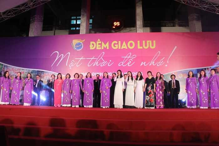 hội trường 95 năm THPT chuyên Lê Hồng Phong