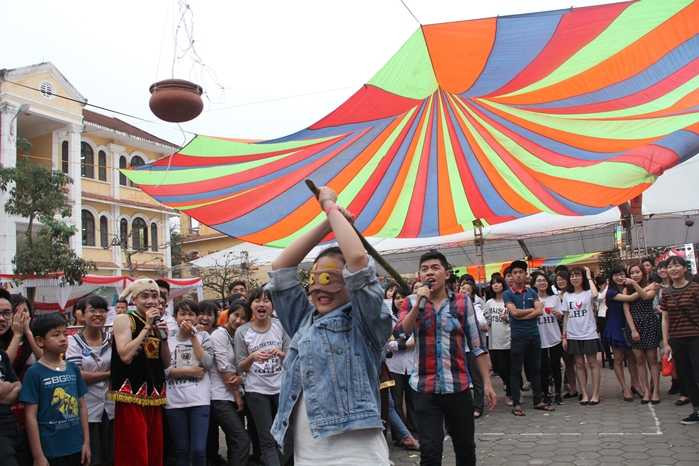 Cựu học sinh của trường cùng tham gia tiết mục tốp ca 