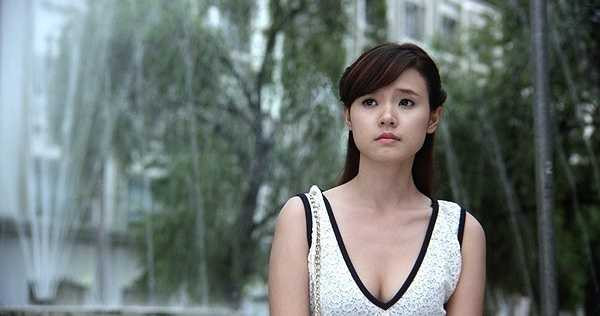 Nhưng tất nhiên, trong các bộ phim khác, Midu lúc nào cũng 'xinh như mộng'. Khi mong manh như giọt sương trong Mùa hè lạnh…